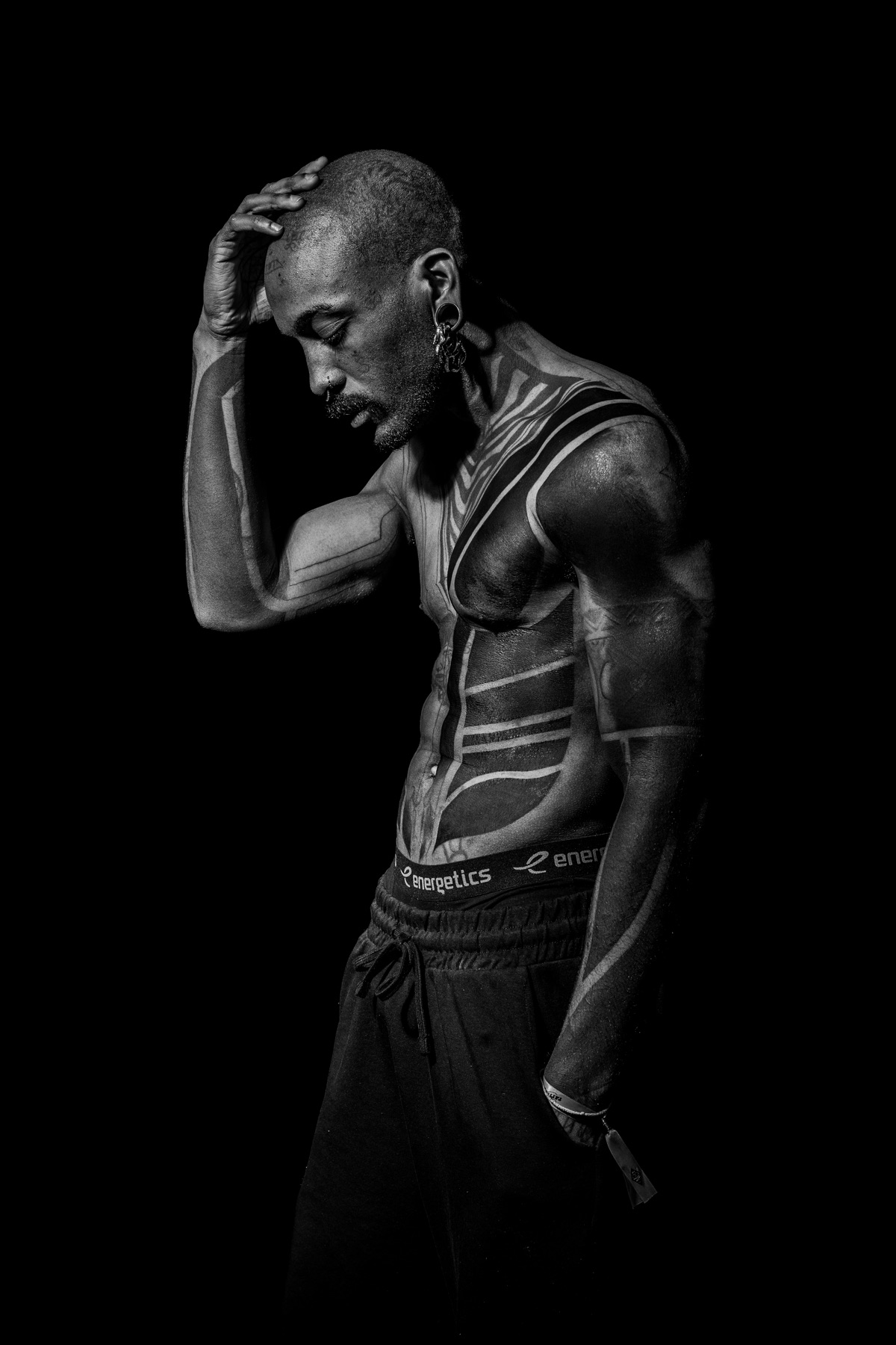 Portrait en pied mettant en valeur un travail de body art