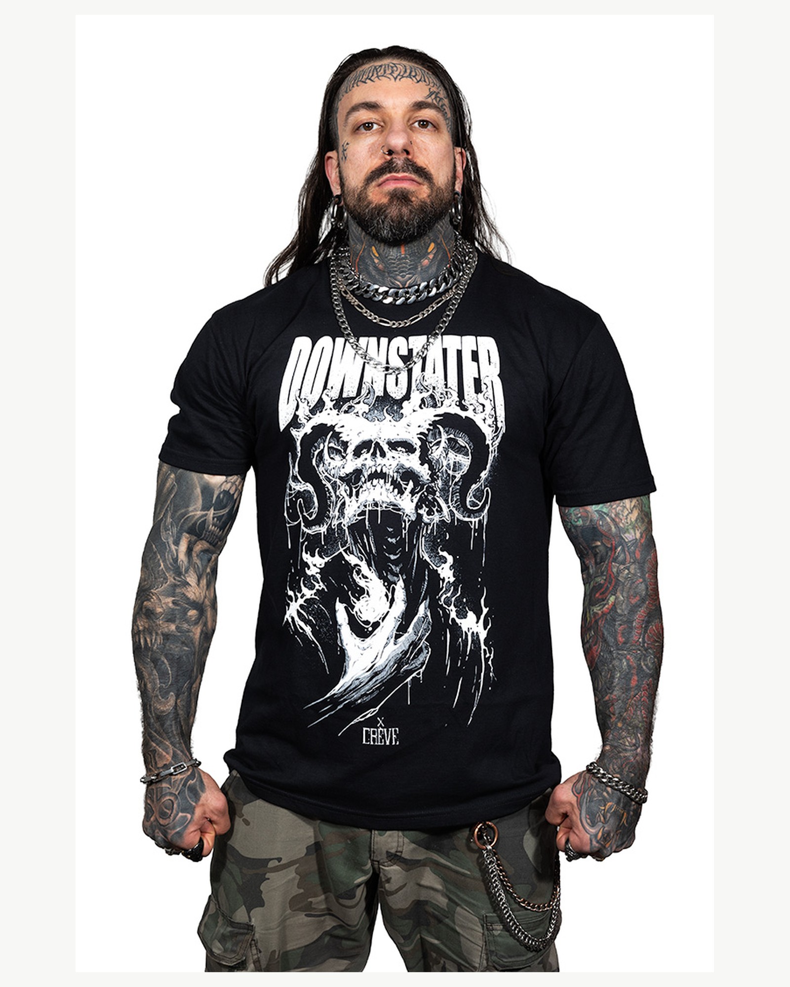 T-shirt graphique Crève porté par un modèle tatoué sur fond blanc