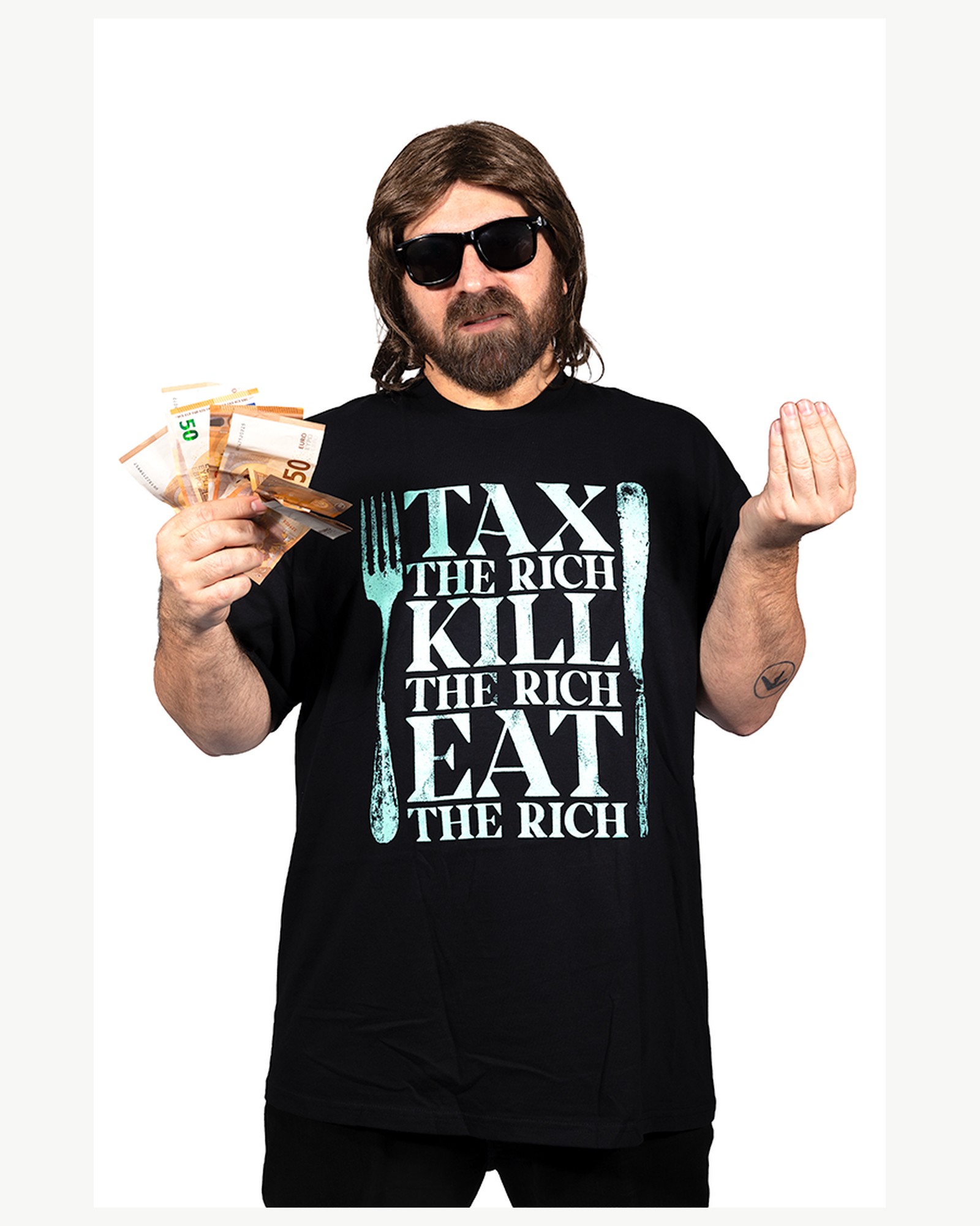 T-shirt Crève porté par un modèle tenant des billets sur fond blanc