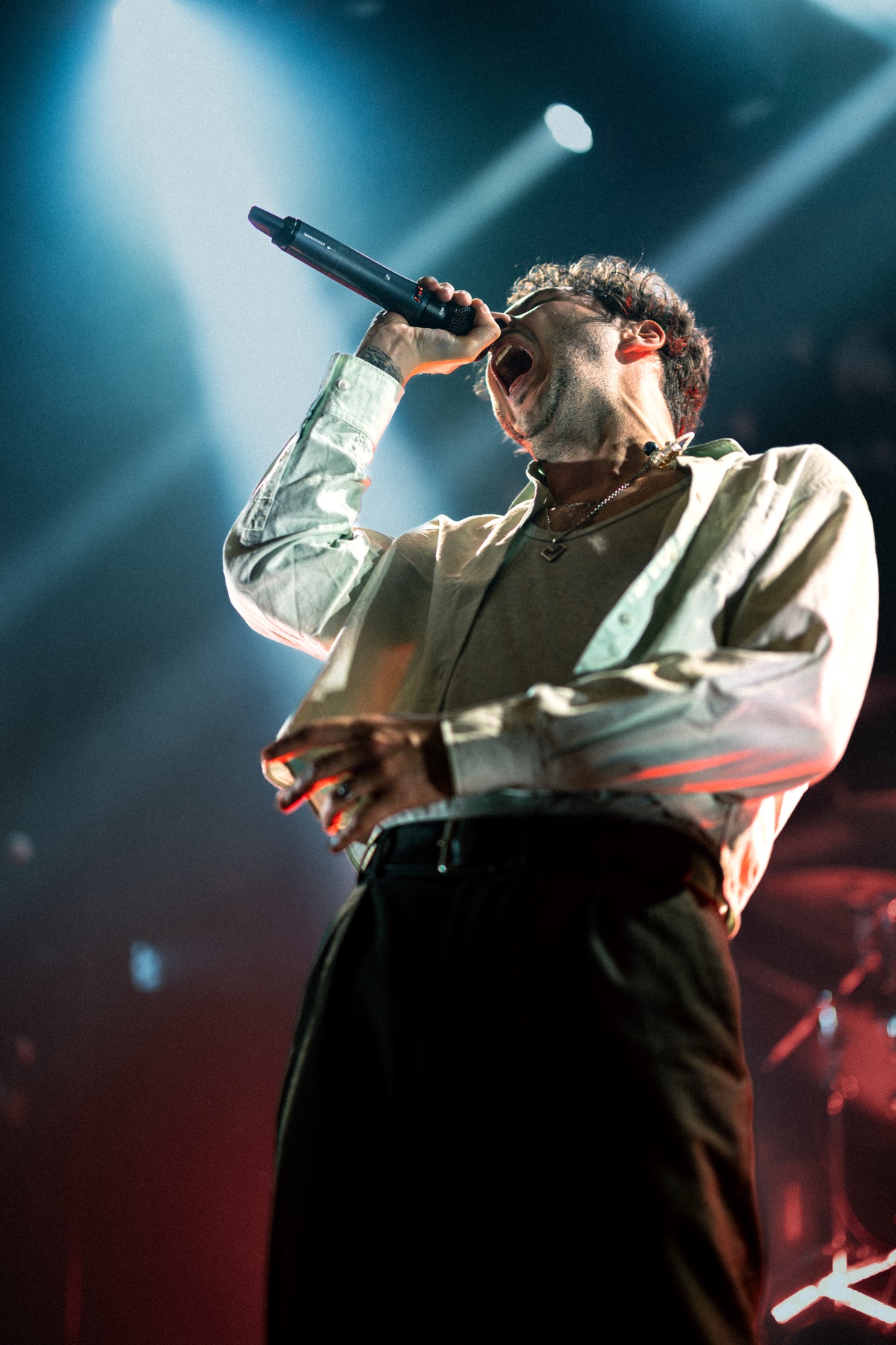 Chanteur photographié sous les lumières d’un concert