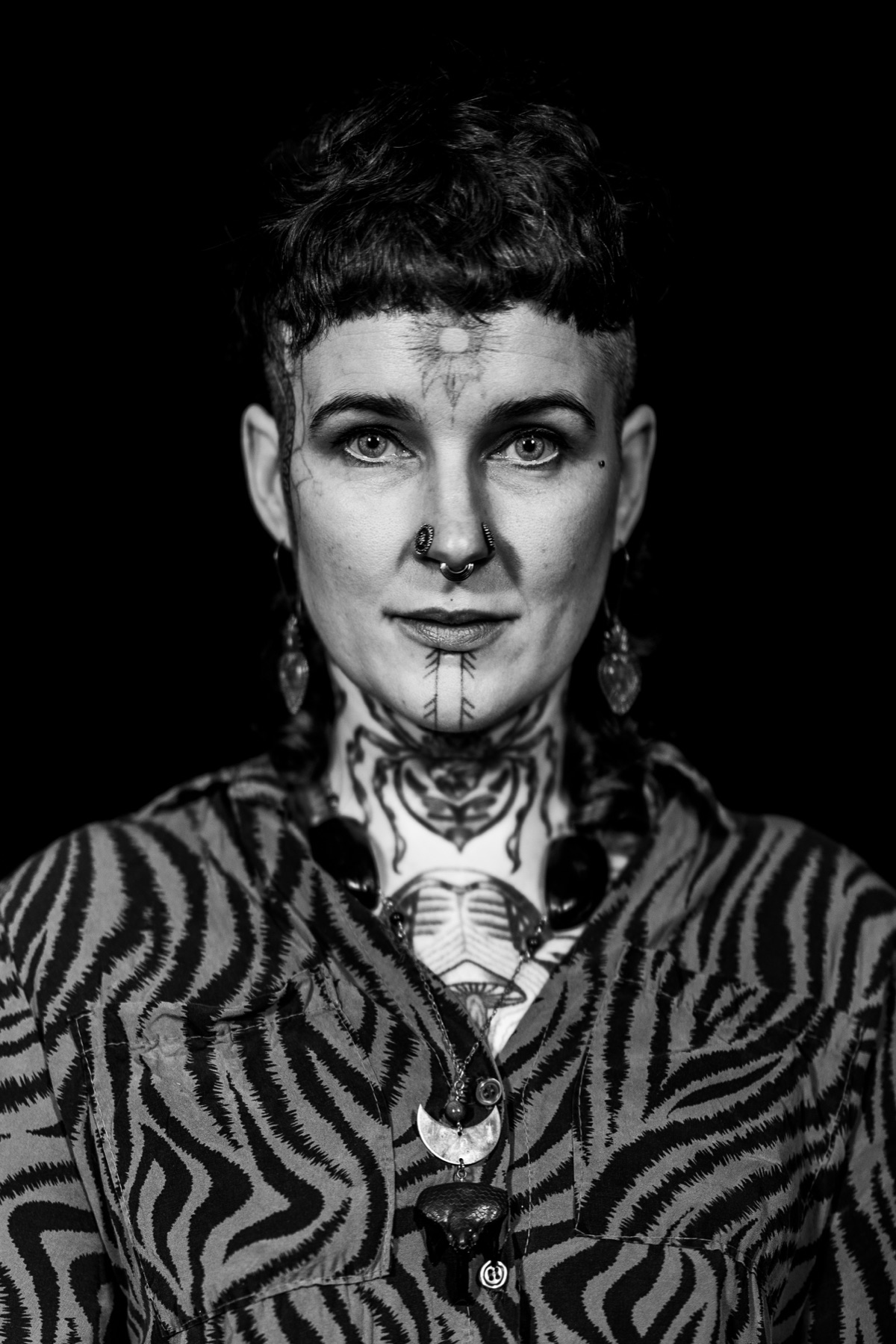 Portrait artistique contrasté réalisé en studio