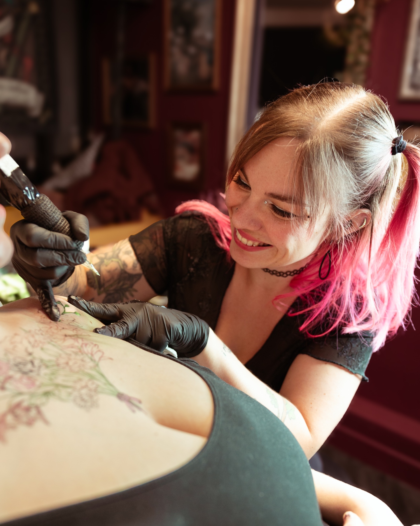 Tatoueuse réalisant une pièce dans son salon