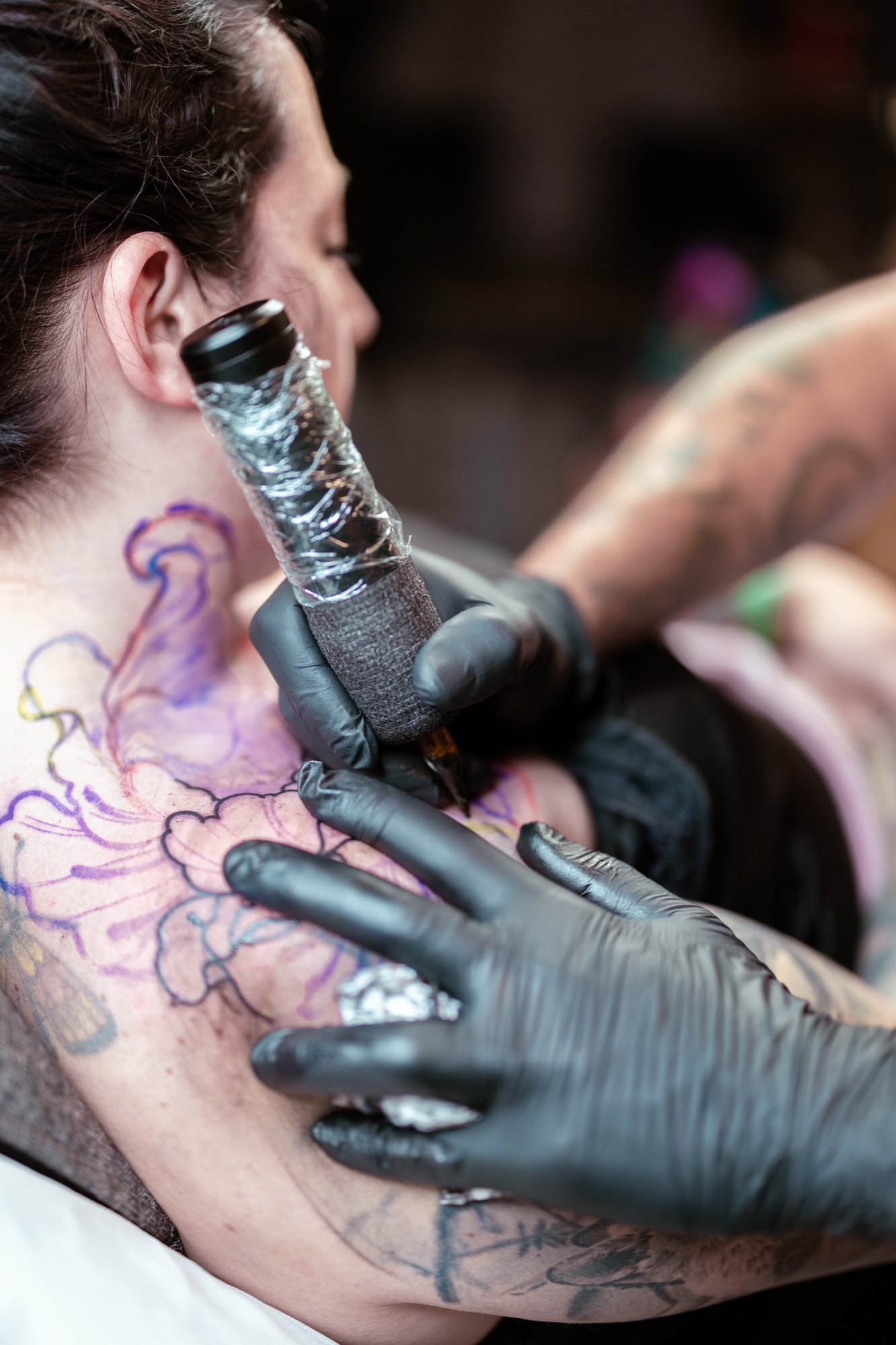 Tatoueuse Black Sheep réalisant une pièce