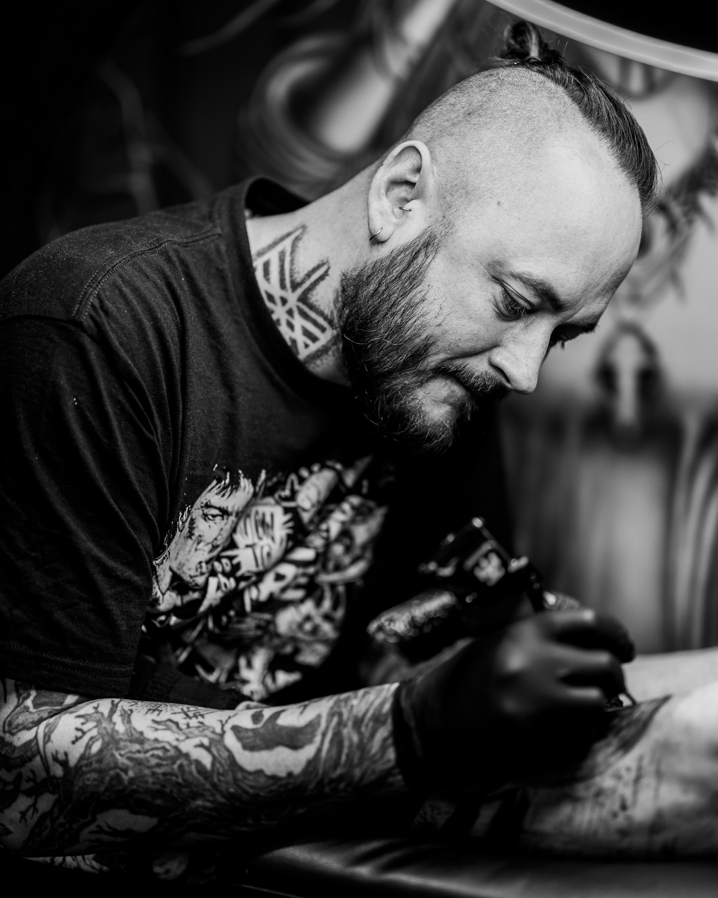 Portrait documentaire d’un tatoueur pendant une séance